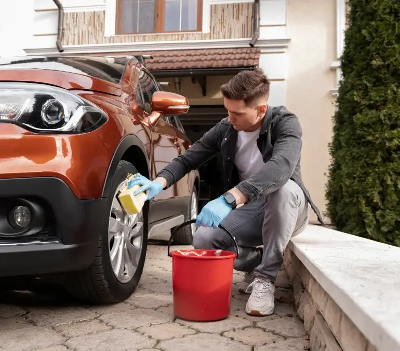 Lavage auto à domicile Combressol : professionnel intervenant sur un véhicule